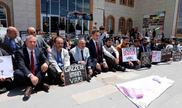 Ağrı'da Gazze'ye destek oturma eylemine Milli Eğitim Müdürü Kökrek destek verdi