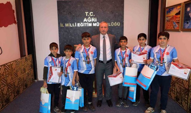 Ağrı'da Milli Eğitim Müdürü başarılı öğrencileri tebrik etti