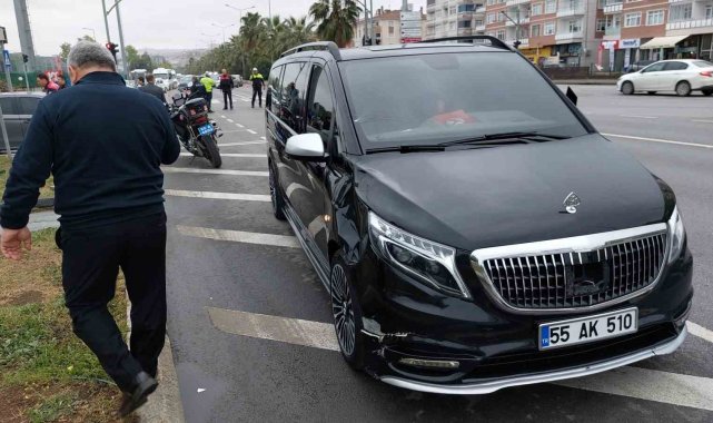 AK Parti Samsun İl Başkanı'nın makam aracı yayalara çarptı: 2 yaralı