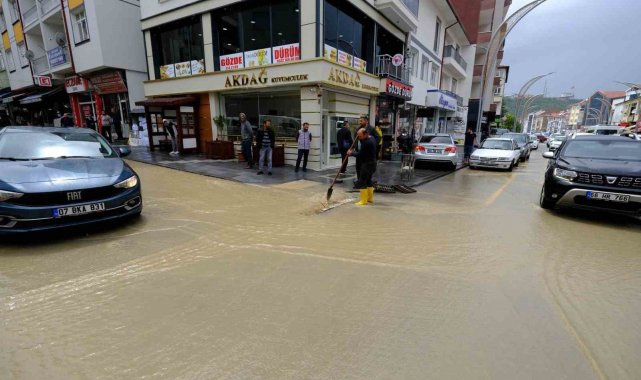 Akdağmadeni'nde sağanak ve dolu etkili oldu