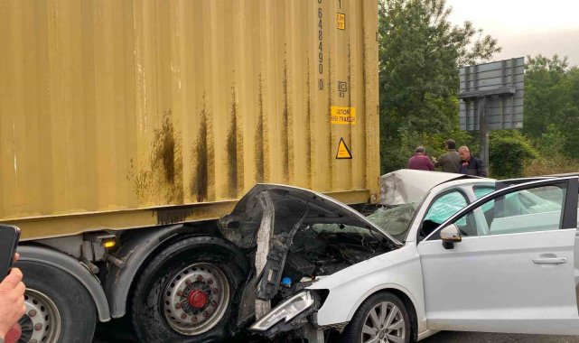 Anadolu Otoyolu'nda otomobil, tıra ok gibi saplandı: 2 yaralı