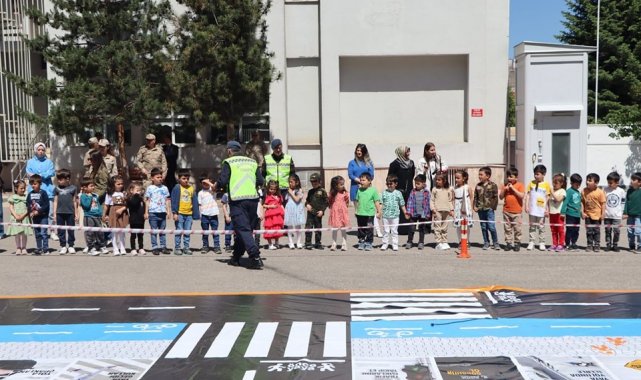 Anaokulu öğrencilerinden İl Jandarma Komutanlığı'na ziyaret