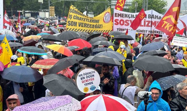 Ankara'da 1 Mayıs sağanak yağmur altında kutlandı