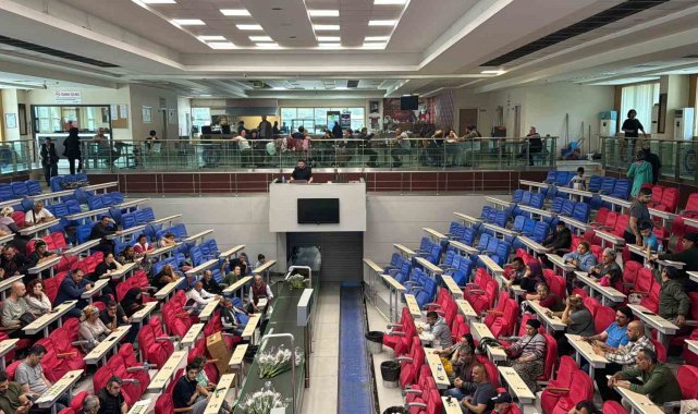 Anneler Günü öncesi çiçek mezadına yoğun ilgi