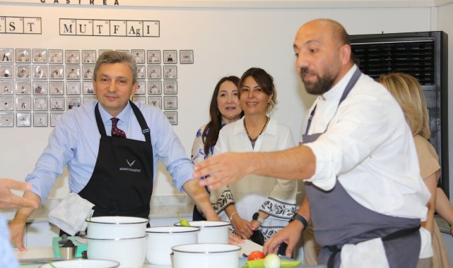 Antalya protokolü 'Anneler Günü' için menemen yarışmasında hünerlerini sergiledi