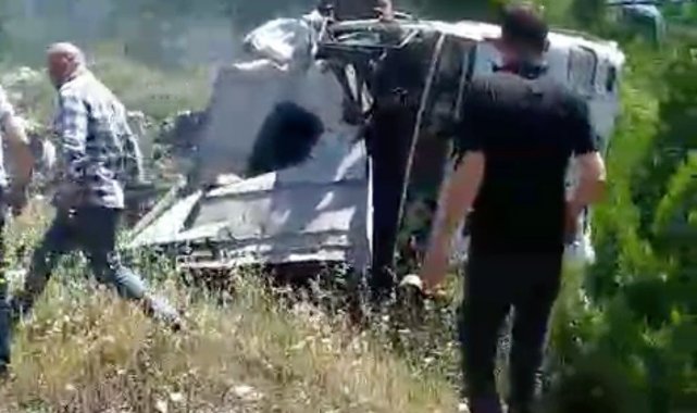 Antalya'da devrilen zift yüklü tırda can pazarı: 2 yaralı