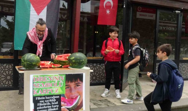 Artvin'de öğretim üyesi karpuz dağıtarak İsrail'i protesto etti