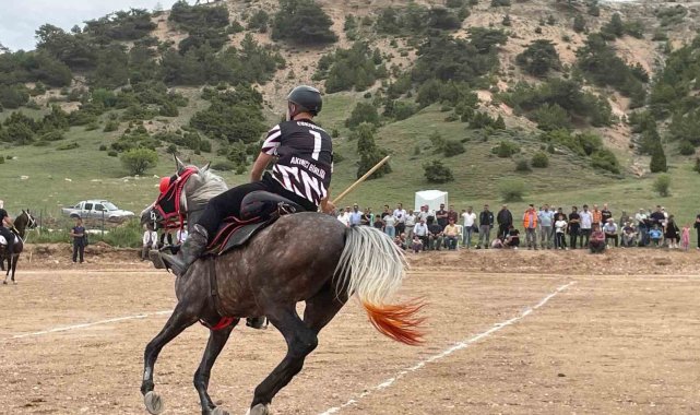 At üzerinde cirit atarak spor bayramı kutladılar