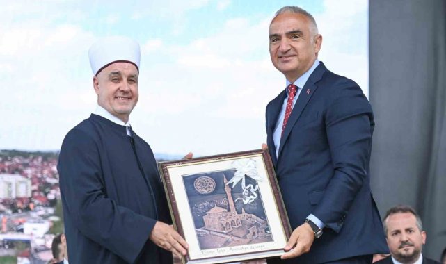 Bakan Ersoy, Bosna-Hersek'te Osmanlı mirası Arnavudiye Camii açılışına katıldı
