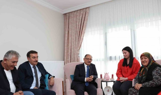 Bakan Özhaseki, Malatyalı depremzede Özgür ailesine misafir oldu