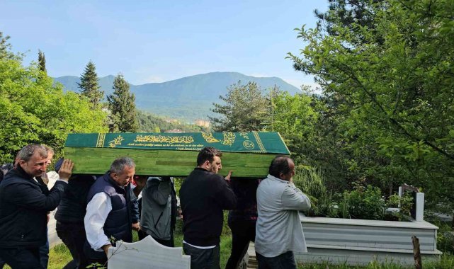 Balık tutarken kayalıklardan denize düşerek ölen vatandaş son yolculuğuna uğurlandı