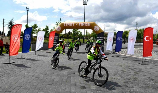 Balıkesir'de yüzlerce kişi sağlıklı yaşam için pedal çevirdi