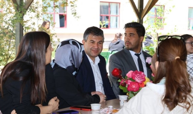 Başkan Akel kız öğrencilerle bir araya geldi