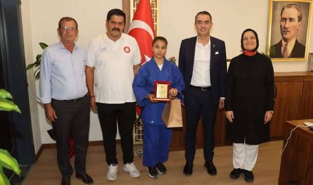 Başkan Arıcı'dan Judo Türkiye 7'incisine plaket