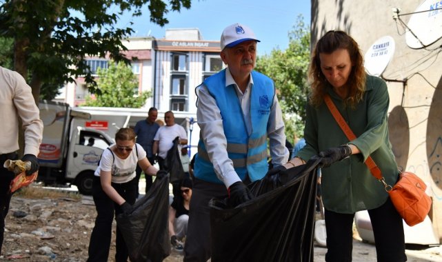 Başkan Balaban ve çevreciler 2 buçuk ton çöp topladı