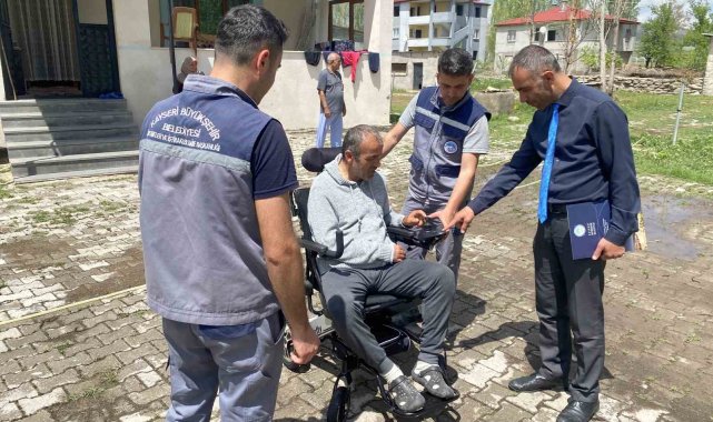 Başkan Büyükkılıç'tan akülü tekerlekli sandalye istedi, anında talebi karşılandı