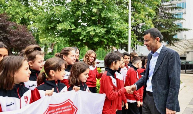Başkan Çavuşoğlu genç yüzücüleri Antalya'ya uğurladı