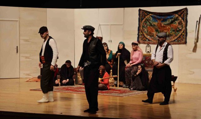 Başkan Kahveci hemşehrileriyle tiyatro etkinliğinde buluştu