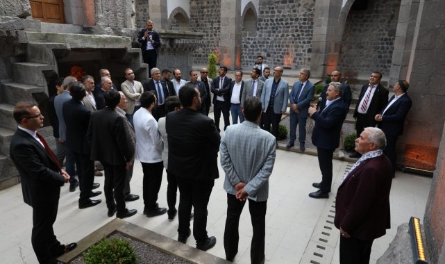 Başkan Palancıoğlu, referans projelerini meclis üyelerine anlattı