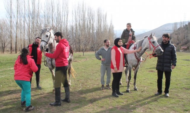 Bayburt'tan özel çocuklar ilk defa atlarla tanıştılar