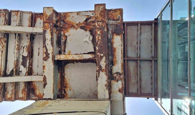 Bayrampaşa'da yaya üst geçidindeki korozyon vatandaşları korkutuyor