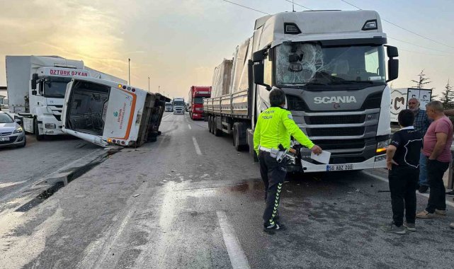 Belediye otobüsü ve 2 tırın karıştığı kazada 7 kişi yaralandı