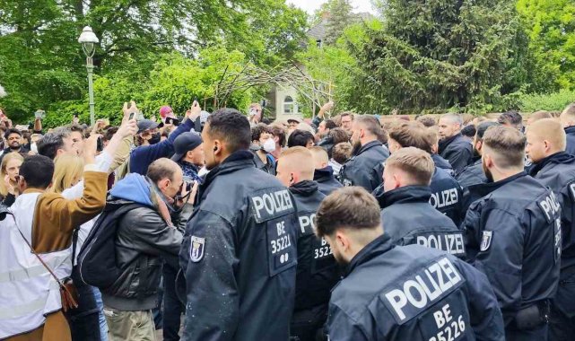 Berlin Özgür Üniversitesi'ndeki Gazze'ye destek protestosuna polisten müdahale