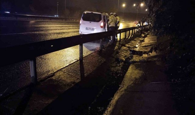 Beykoz'da kontrolden çıkan hafif ticari araç otomobile çarptı: 2 yaralı