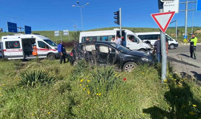 Bingöl'de otomobil ile minibüs çarpıştı: 9 yaralı