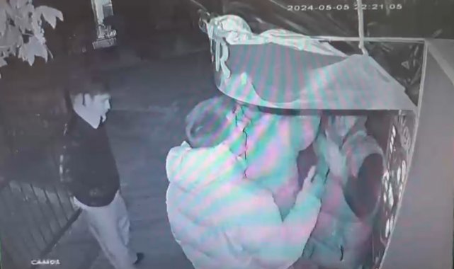 Boks makinesini çalıştıramayan gençler, cihaza zarar verdi: O anlar kamerada