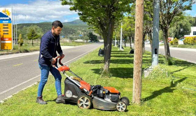 Bozüyük'te yeşil alanlarda çalışmalar devam ediyor