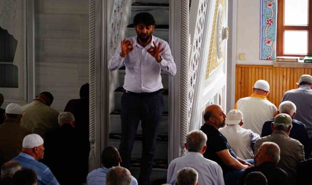 Bu camide işitme engelli bireylere cuma hutbesi işaret diliyle anlatılıyor