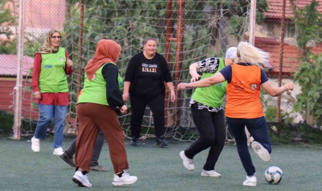 Bu kez anneler sahada kızları kenardaydı