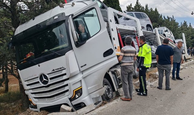 Burdur'da araba yüklü tır şarampole dalarak toprak zemine saplandı