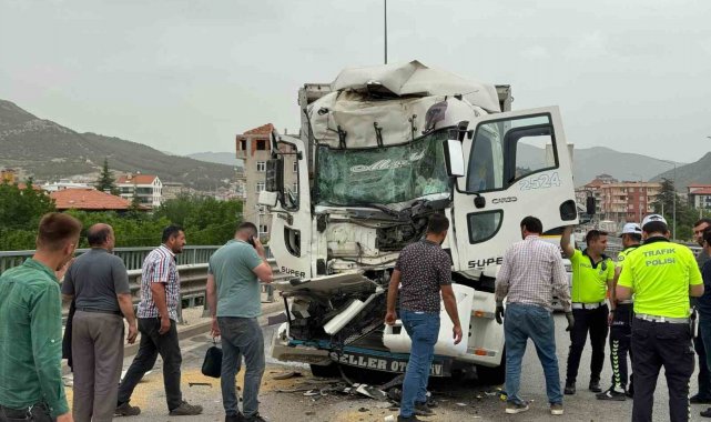 Burdur'da tıra arkadan çarpan kamyon sürücüsü yaralandı
