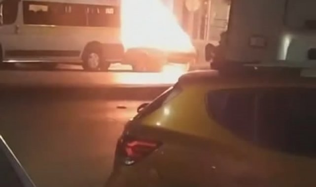 Bursa'da otomobil alev topuna döndü, alevler servis aracına sıçradı