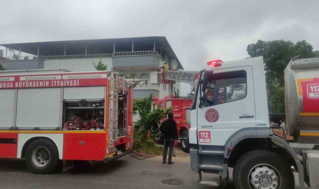 Bursa'da yangın paniği: 2 kişi dumandan etkilendi