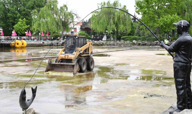 Büyükşehir, Atatürk Parkı'ndaki süs havuzunu temizledi