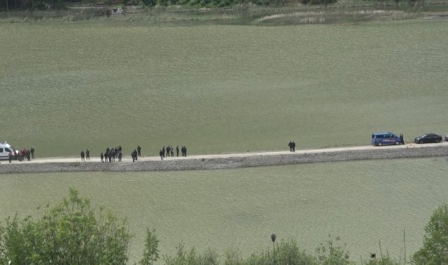 Çakıl ocağında baraja devrilen kamyonun sürücüsü hayatını kaybetti