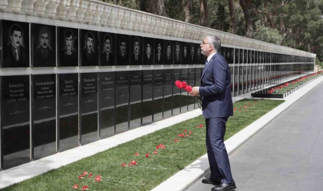 Çalışma ve Sosyal Güvenlik Bakanı Işıkhan, Bakü'de şehitlikleri ziyaret etti