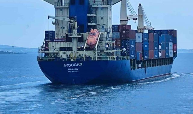 Çanakkale Boğazı'ndan geçen konteyner gemisi dümen arızası yaptı