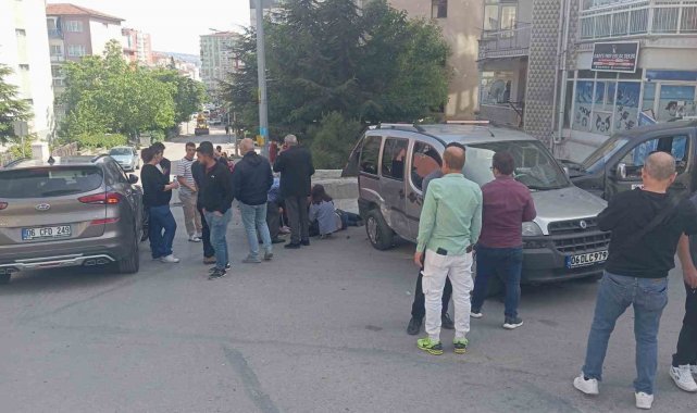Çarpışan otomobillerin arasında kalarak yaralanan kadın kamerada