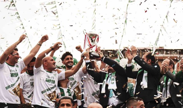 Çayelispor 3. Lig kupasını kaldırdı