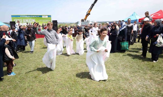 Çiftçiler ve aileleri kıyasıya yarıştı