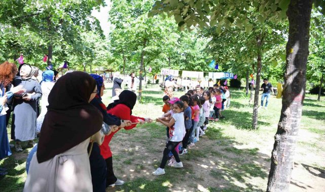 Çocuk kulübü öğrencileri ve velileri piknikte eğleniyor