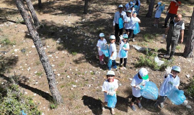 Çocuklar, ormanlık alanda temizlik yaptı