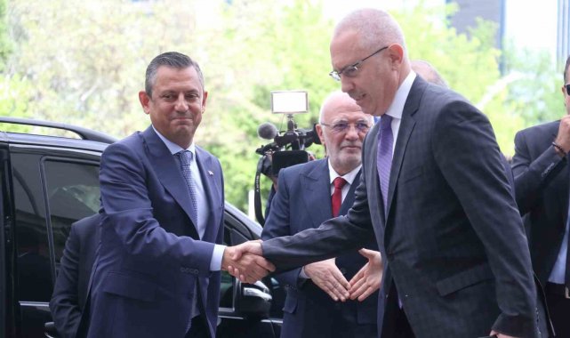 Cumhuriyet Halk Partisi Genel Başkanı Özgür Özel, Cumhurbaşkanı Recep Tayyip Erdoğan ile görüşmek üzere AK Parti Genel Merkezine geldi.
