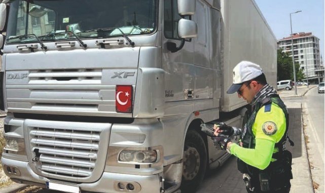 Denizli'de şehir içinde aykırı park eden araçlara ceza yazıldı