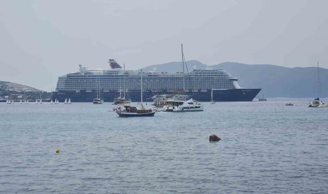 Dev gemi 2 bin 571 yolcu ile Bodrum'a geldi