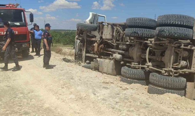 Devrilen kum yüklü kamyonun sürücüsü ağır yaralandı